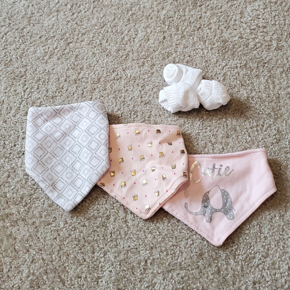 Drool Bib & NB Sock Bundle